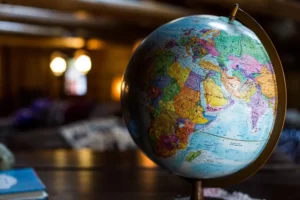 globe de la planète terre représentant les démarches après décès d'un proche en France lorsqu'on est expatrié