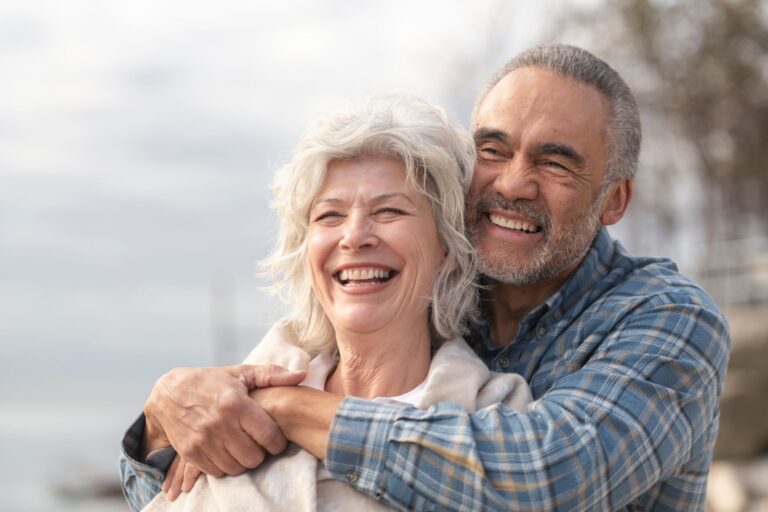 Photo d'un couple senior enlacé : qui prévenir en cas de décès d'un retraité ?